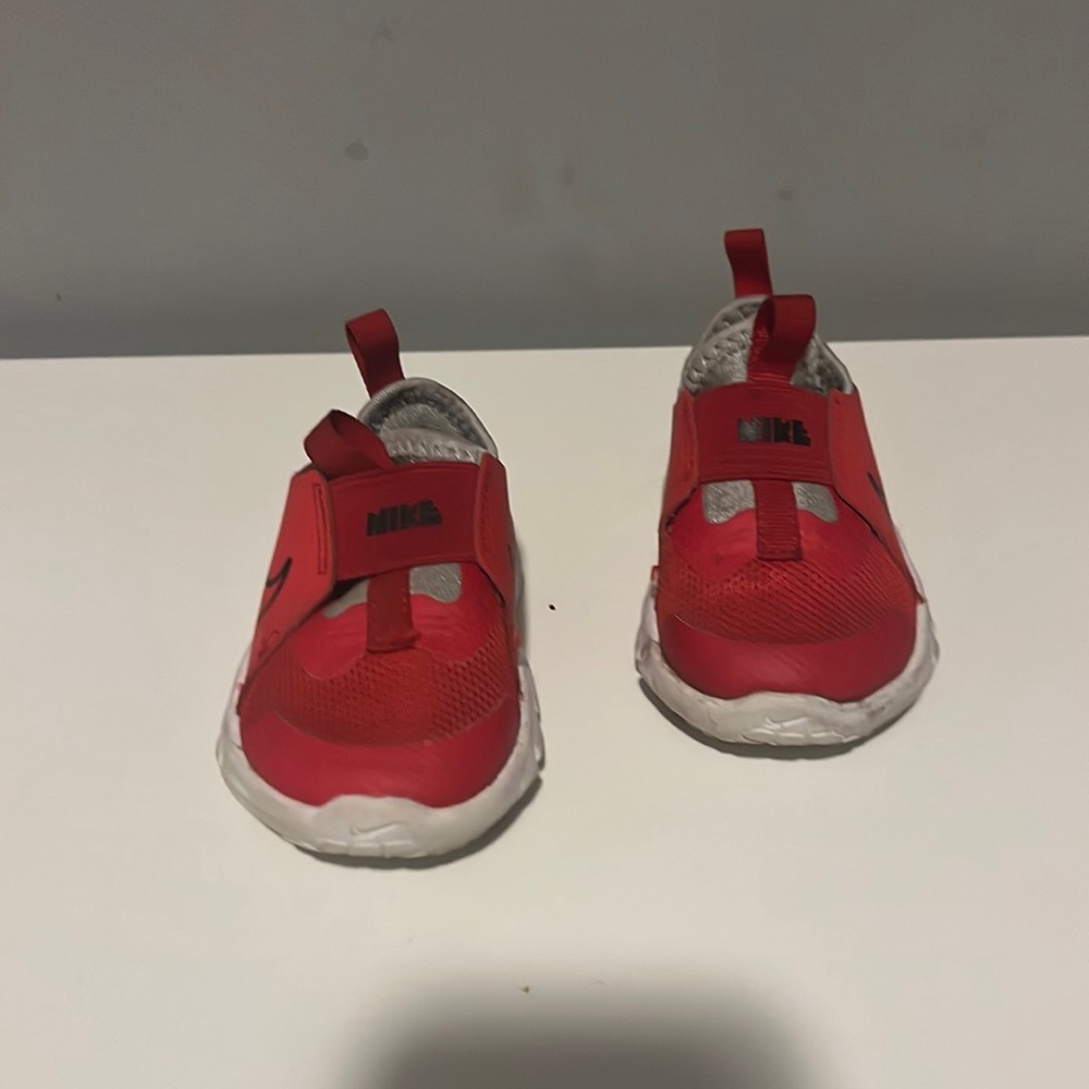 Size 4c almost new red Nike